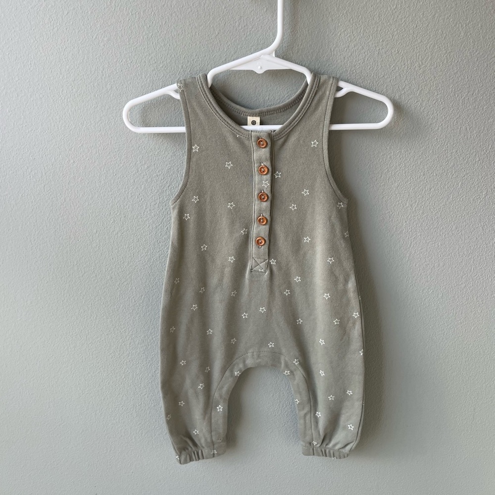 Quincy Mae Gray Sleeveless Baby Romper with Star Pattern NWT 0-3 Months